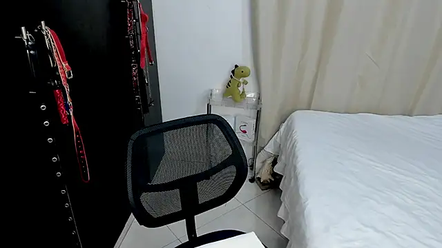 Emilyvalk  online show from March 6, 2026, 9:33 pm