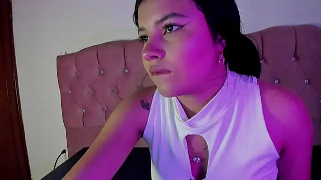 Sara Moon 18 online show from October 23, 2025, 8:18 pm