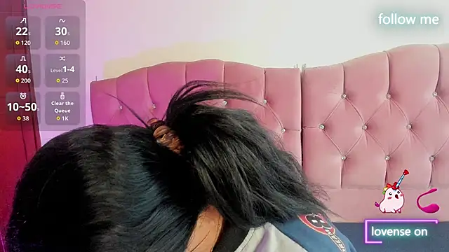 Sara Moon 18 online show from October 25, 2025, 8:25 pm