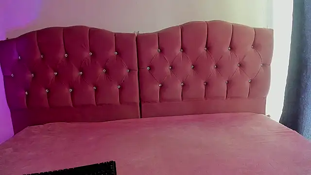 Sara Moon 18 online show from November 5, 2025, 8:09 pm