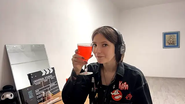 KindraScullion online show from October 26, 2025, 10:32 am