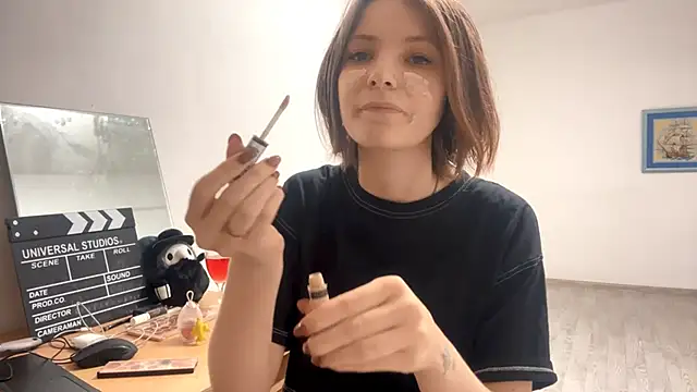 KindraScullion online show from October 28, 2025, 12:30 pm