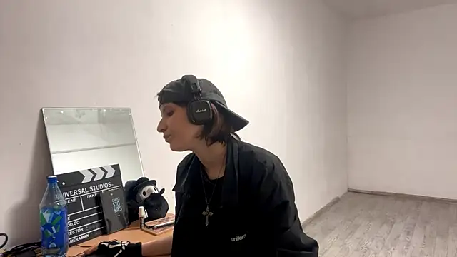 KindraScullion online show from October 29, 2025, 11:12 am