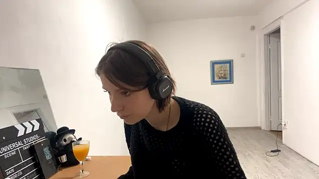 KindraScullion online show from October 30, 2025, 12:17 pm