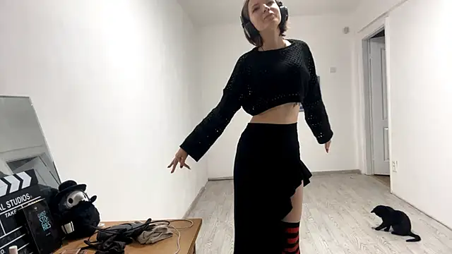 KindraScullion online show from October 31, 2025, 11:22 am