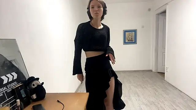 KindraScullion online show from November 2, 2025, 11:34 am