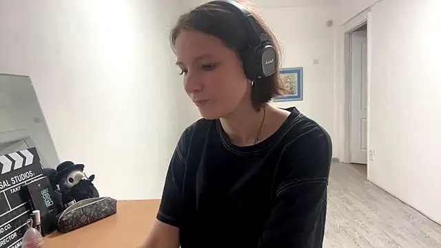 KindraScullion online show from November 3, 2025, 11:22 am