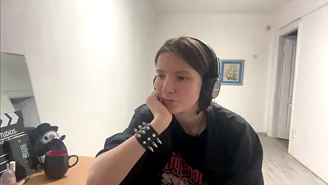 KindraScullion online show from November 5, 2025, 11:32 am