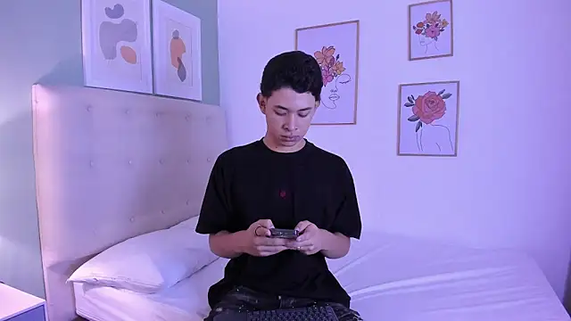 ApoloRicci online show from December 14, 2025, 7:29 pm