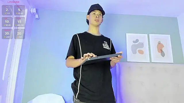 ApoloRicci online show from February 4, 2026, 7:42 pm