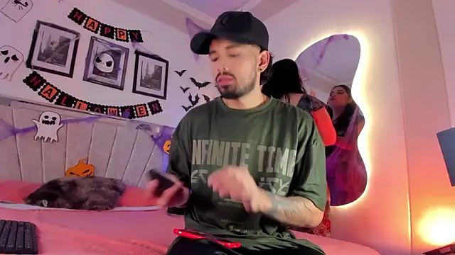 Snapshot of _JustXFriends_ chatting on November 2, 2025, 8:11 pm JustXFriends online show from November 2, 2025, 8:11 pm