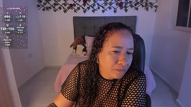 Snapshot of Karly_Closson chatting on November 4, 2025, 3:27 am Karly Closson online show from November 4, 2025, 3:27 am