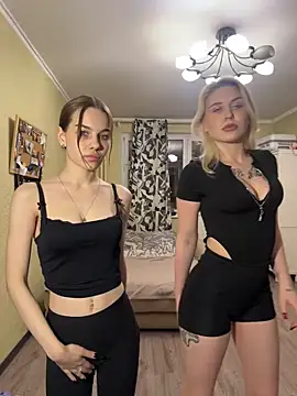 Snapshot of girls_n_roses chatting on November 5, 2025, 4:29 pm girls n roses online show from November 5, 2025, 4:29 pm