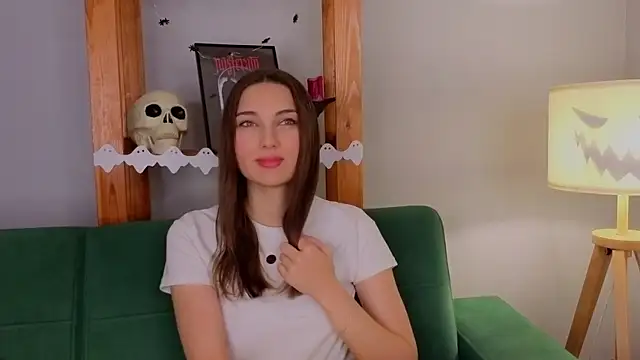 Snapshot of KateCahee chatting on October 31, 2025, 12:33 am KateCahee online show from October 31, 2025, 12:33 am