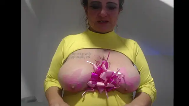 Debora Cienfuegos25 online show from February 3, 2026, 3:26 am