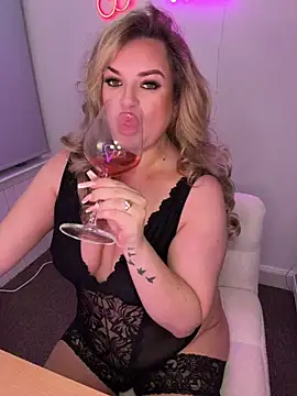 Snapshot of Scottish_Milf_Bella_xo chatting on November 3, 2025, 9:27 pm Scottish Milf Bella xo online show from November 3, 2025, 9:27 pm