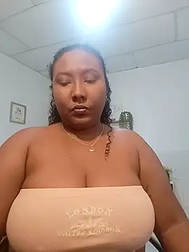 KaroldelaTorree online show from November 3, 2025, 7:37 pm