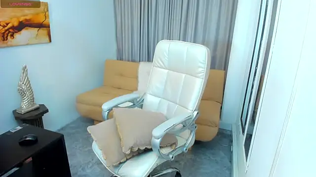 Claire Aristizabal  online show from October 23, 2025, 7:45 pm