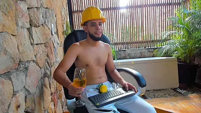 Maxcole 07 online show from December 14, 2025, 8:02 pm