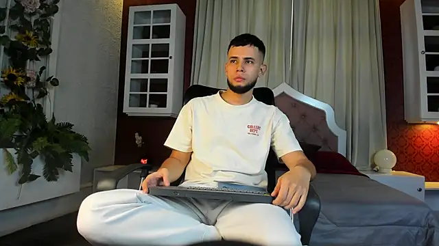 Maxcole 07 online show from December 16, 2025, 7:41 pm