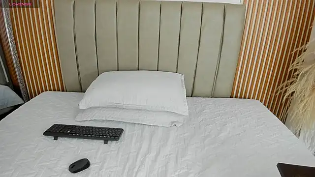 Snapshot of Endiira_ chatting on November 21, 2025, 12:04 pm Endiira online show from November 21, 2025, 12:04 pm