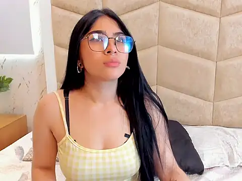 EmmaColliinss online show from November 7, 2025, 3:34 pm