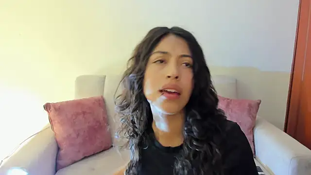 emily jonessxx online show from October 28, 2025, 7:05 pm