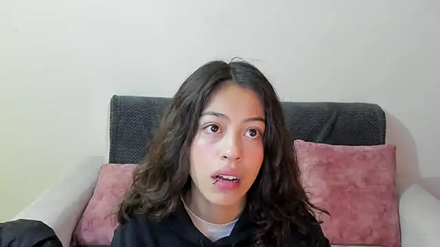 emily jonessxx online show from December 2, 2025, 11:37 am