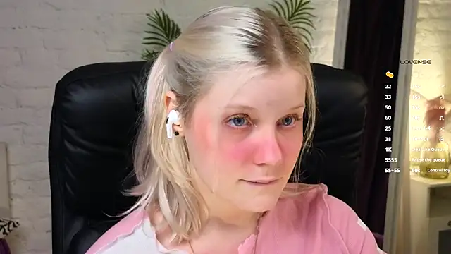 ShineJoan online show from November 16, 2025, 10:04 pm