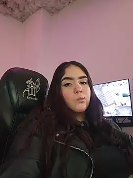 mirandahvelez online show from October 28, 2025, 3:32 am