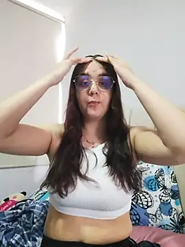 mirandahvelez online show from November 3, 2025, 6:31 pm