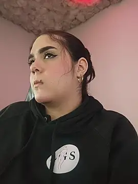 mirandahvelez online show from November 5, 2025, 3:23 pm