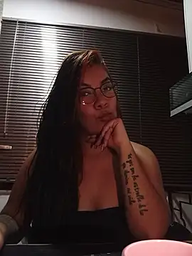 lili hiugs online show from October 23, 2025, 6:56 am