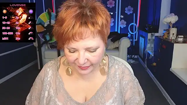 Kira Kirke online show from October 25, 2025, 10:12 am