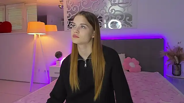 LuisaClover online show from December 2, 2025, 1:17 pm