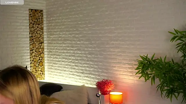 ElissaGlod online show from December 1, 2025, 12:10 pm