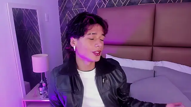 Snapshot of RonaldThompson_ chatting on October 31, 2025, 8:21 pm RonaldThompson online show from October 31, 2025, 8:21 pm