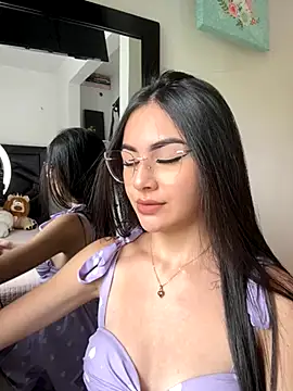 IslaCole online show from November 7, 2025, 8:09 pm