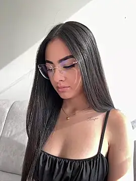 IslaCole online show from April 24, 2026, 8:55 pm