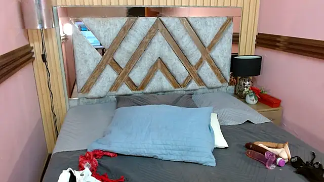 Emma Kiut  online show from December 1, 2025, 6:35 pm