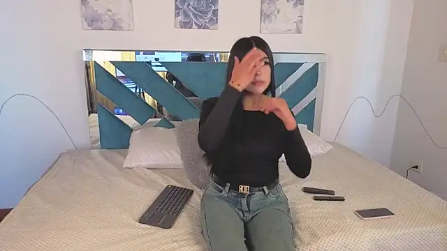 barbie latinaa online show from November 7, 2025, 7:25 pm