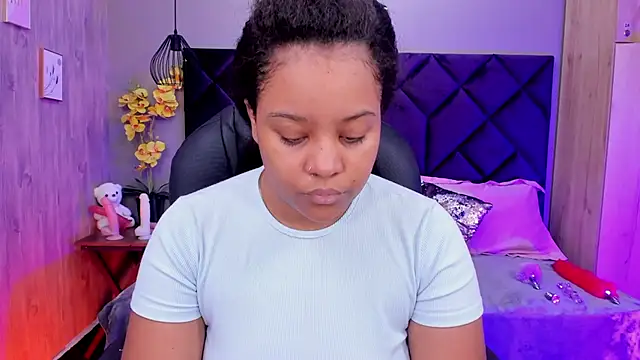 Aisha Linh online show from November 5, 2025, 8:09 pm