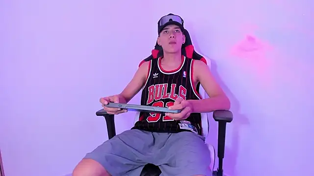 Miguel Cagee1 online show from October 25, 2025, 8:47 pm