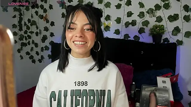 Snapshot of Elly_Thompson chatting on November 7, 2025, 12:43 am Elly Thompson online show from November 7, 2025, 12:43 am