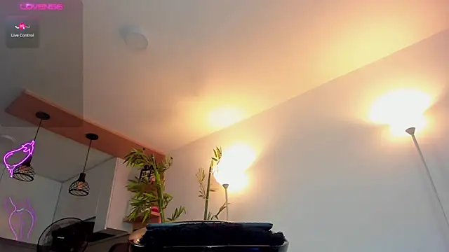 JessicaPratt online show from September 13, 2025, 1:33 pm