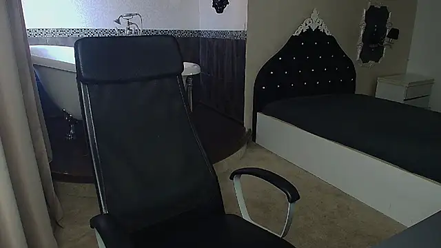 Snapshot of MicahLane chatting on July 5, 2026, 4:19 am MicahLane online show from July 5, 2026, 4:19 am