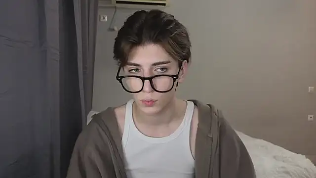 Snapshot of Oliver_star_boy_ chatting on October 25, 2025, 4:35 pm Oliver star boy online show from October 25, 2025, 4:35 pm