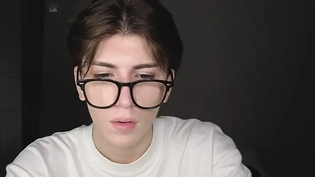 Snapshot of Oliver_star_boy_ chatting on October 26, 2025, 8:37 pm Oliver star boy online show from October 26, 2025, 8:37 pm