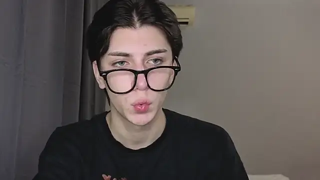 Snapshot of Oliver_star_boy_ chatting on November 4, 2025, 5:34 pm Oliver star boy online show from November 4, 2025, 5:34 pm