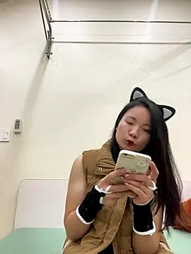 Bee Yellow00 online show from November 28, 2025, 4:48 am